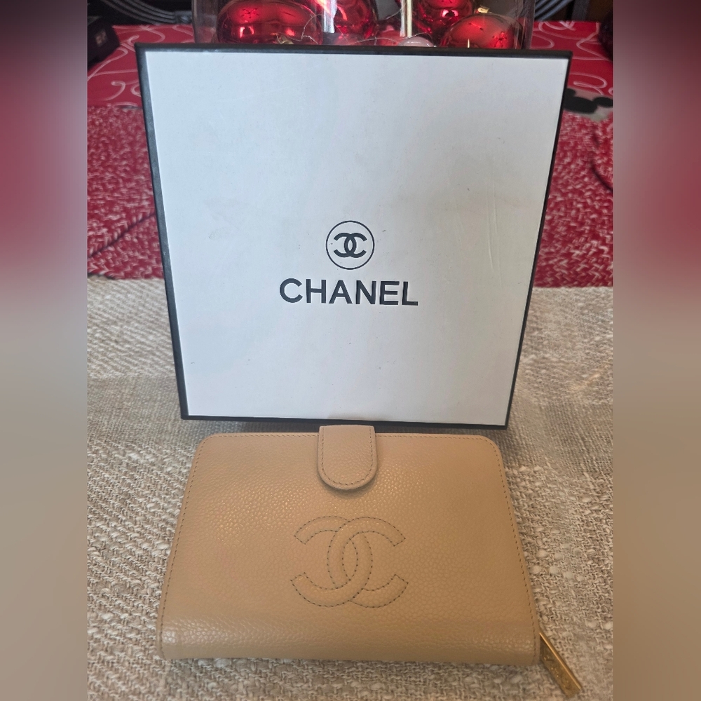 Pre-loved CHANEL Beige Caviar Leather Wallet